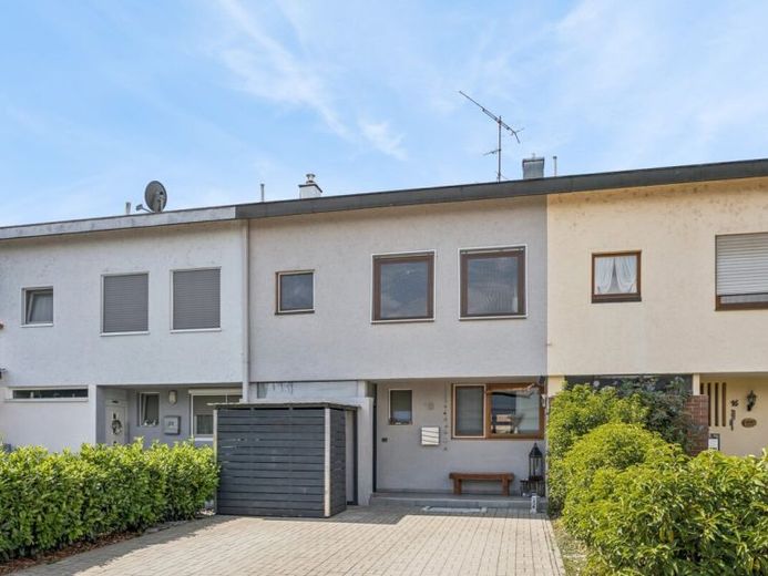 Gerenoveerde tussenwoning met garage en tuin – Foto 1