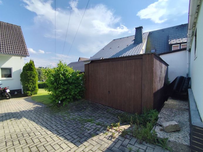 Einziehen und Wohlfühlen: Gepflegtes Einfamilienhaus mit Traumblick und moderner PV-Anlage in Teuschnitz OT Haßlach – Einzelgarage