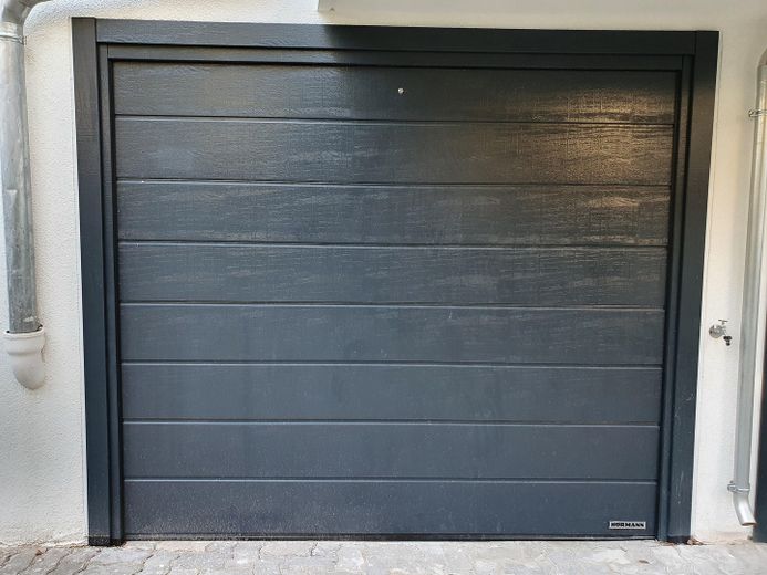 Appartamento molto luminoso, dalla disposizione moderna, con balcone (un tocco di Skywalk), garage incluso – Garagentor