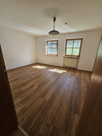 Traumwohnung m. Garten in bester Wohnlage Ende Sackgasse mit Blick in die Alpen mit PV Anlage – Schlafzimmer