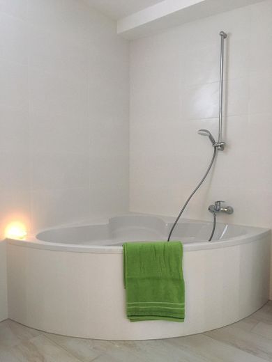 Relaxen in der Eckbadewanne