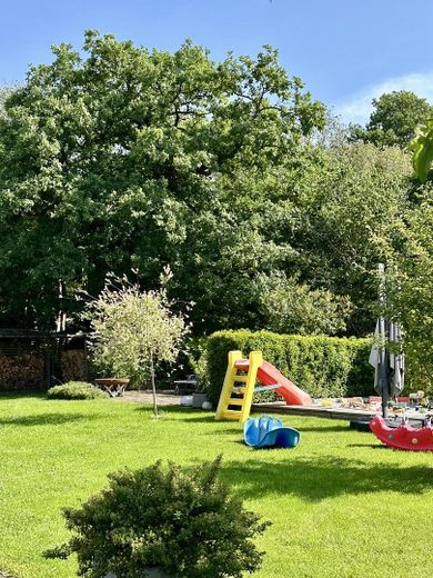 Modernes Wohnen für Familien: Freistehendes A+ Einfamilienhaus mit großzügigen Außenflächen – Garten