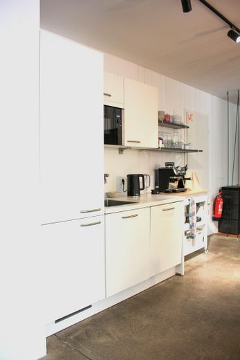 Coworkingwerkplek nabij Goetheplatz – vast bureau, all-inclusive vanaf 450 € – Küchenzeile