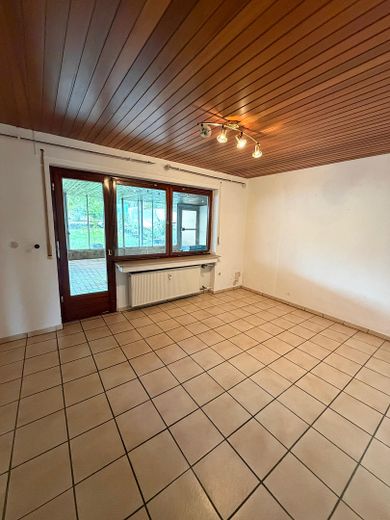 Vielseitiges Mehrfamilienhaus mit 3 Einheiten & attraktivem Baugrundstück – Schlafzimmer/Büro EG