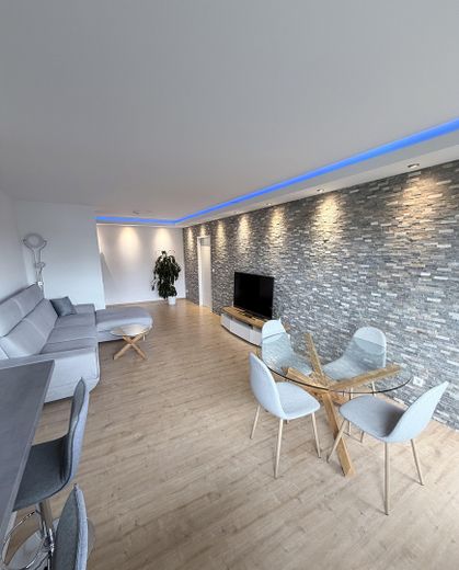 Vivienda moderna con balcón y plaza de aparcamiento en garaje subterráneo cerca del Rin – Wohnzimmer