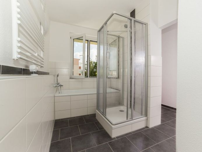 moderne Pärchen-Wohnung - offene Küche - großes Bad - Balkon - – Foto 1
