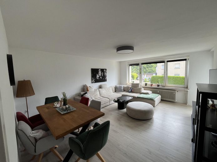 Helle 3-Zimmer-Erdgeschosswohnung mit Balkon und Garage in ruhiger Lage von Horn-Bad Meinberg – Wohnzimmer - Blick Fenster