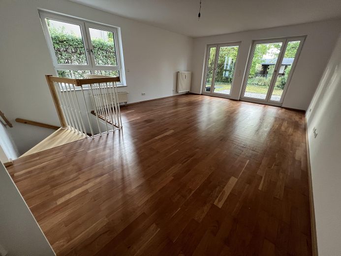Urokliwe mieszkanie z ogrodem i pokojem muzycznym w spokojnej okolicy Monachium-Maxhof – Wohnzimmer