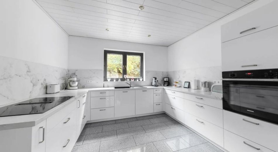 Groot een- tot tweegeneratiehuis met balkon, terras en garage – Küche Erdgeschoss
