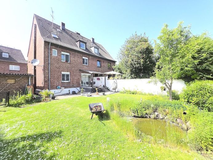 ++ MODERNISIERTES EINFAMILIENHAUS + SONNENTERRASSE + 2 GARAGEN IN RUHIGER LAGE!! ++ – ANSICHT DES HAUSES