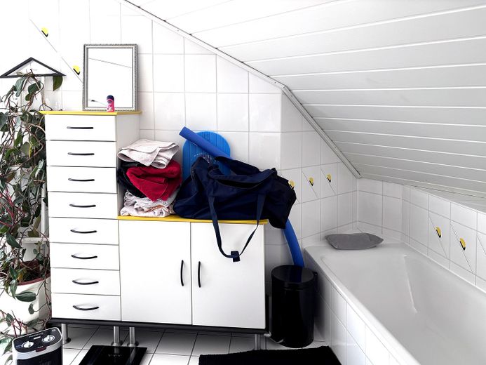 Bad mit Badewanne im DG