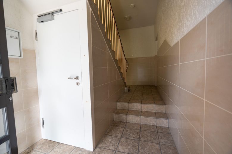 **EXCELENTE ESTADO DE CONSERVACIÓN - EDIFICIO RESIDENCIAL Y COMERCIAL - TOTALMENTE ALQUILADO** – Treppenhaus