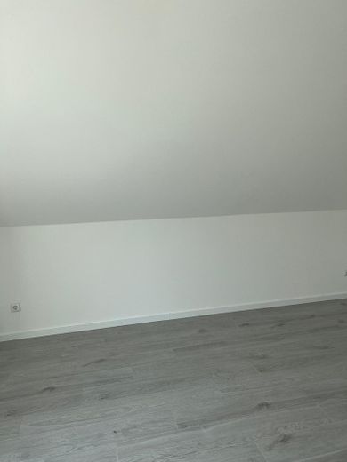 MODERNE 3-ZIMMER-DACHGESCHOSSWOHNUNG MIT BALKON, LOGGIA & EINBAUKÜCHE IN KARBEN – Photo 7