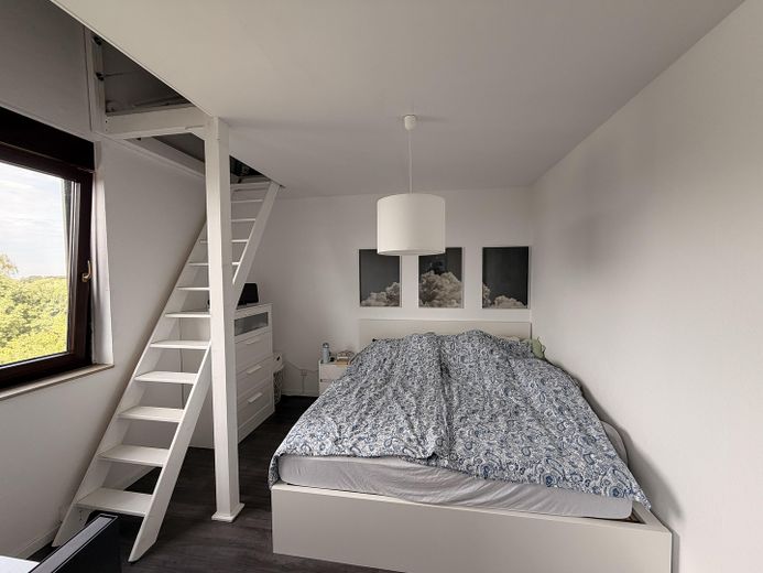 Appartement en duplex avec cheminée et terrasse sur le toit │ Votre nouvel appartement au-dessus des toits de Leverkusen – Schlafzimmer