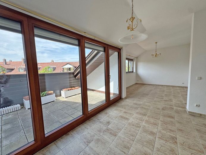 Bezugsfrei: Dachgeschosswohnung mit 2 herrlichen Dachterrassen in Taufkirchen – Wohnraum