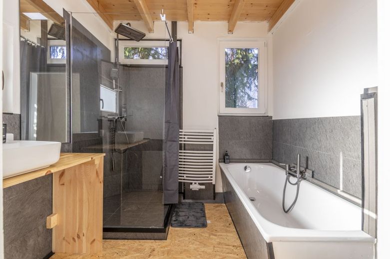 Über 8 % Rendite: Boardinghouse-Ensemble: 3 Gebäude &amp; Garten – Gebäude 3 | WG_Badezimmer_1