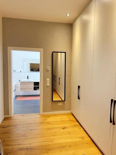 Zukunftssicheres Design-Atriumhaus: Klasse B, 12kWp PV, Klima, Kamin & Einlieger-Option – Ankleidezimmer