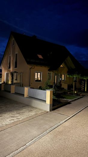 Orman kıyısında sakin bir konumda sıra dışı bir ev. Havuzlu, jakuzili ve uzak manzaralı eşsiz bir mülk. – Außenansicht b. Abendbeleucht