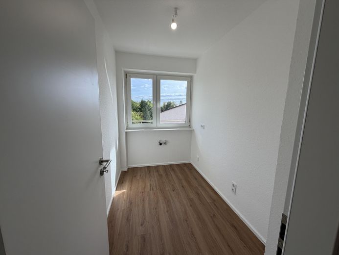 Wiesbaden-Medenbach'ta iki balkonlu yenilenmiş 2 odalı daire – Küche