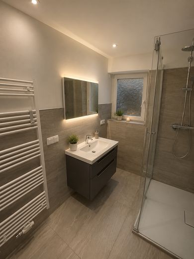 3-Zimmer-Maisonette mit Balkon – Badezimmer