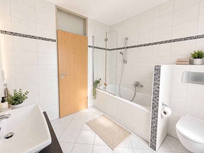 Über den Dächern von Langenfeld – 3 Zimmer mit Balkon & Einbauküche – Bad_2