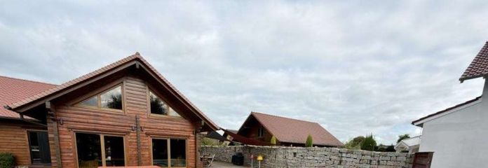 Exklusives Chalet-Holzhaus mit Salzpool, Sauna & großem Garten in ruhiger Lage von FR-Mothern
