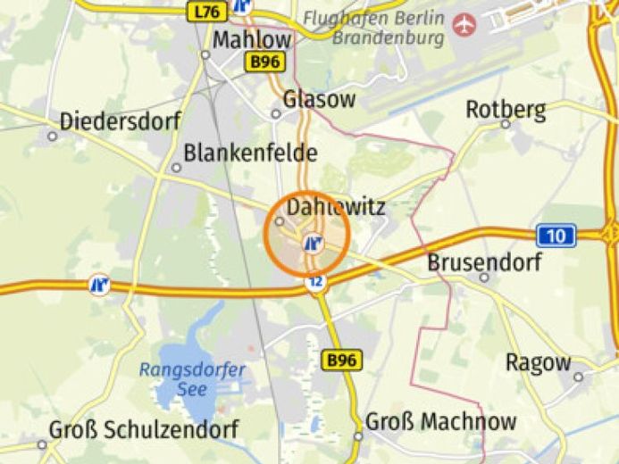 IMMOBERLIN.DE - Verkehrsgünstig positioniertes Grundstück mit Gewerbehalle nahe Flughafen BER – Foto 1