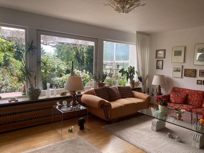 Casa unifamiliare indipendente in posizione idilliaca – Wohnzimmer mit Gartenblick