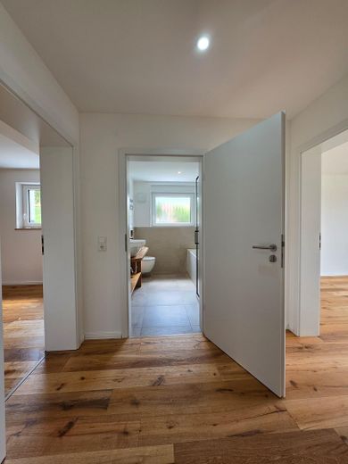 Hochwertiges Massivbau Einfamilienhaus / Zweiparteienhaus – Flur UG Bad und 2 Schlafzimmer
