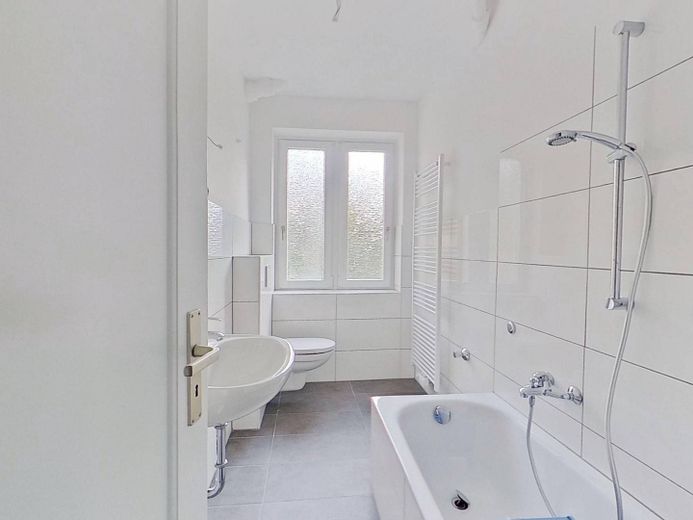 Gemütliche 2-Zimmer-Erdgeschosswohnung mit modernem Wannenbad und viel Lichteinfall – Bad