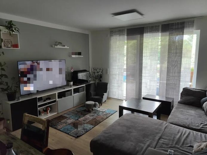 Stylowe mieszkanie na parterze z 3 pokojami, w tym miejsce parkingowe w garażu podziemnym – Wohnzimmer