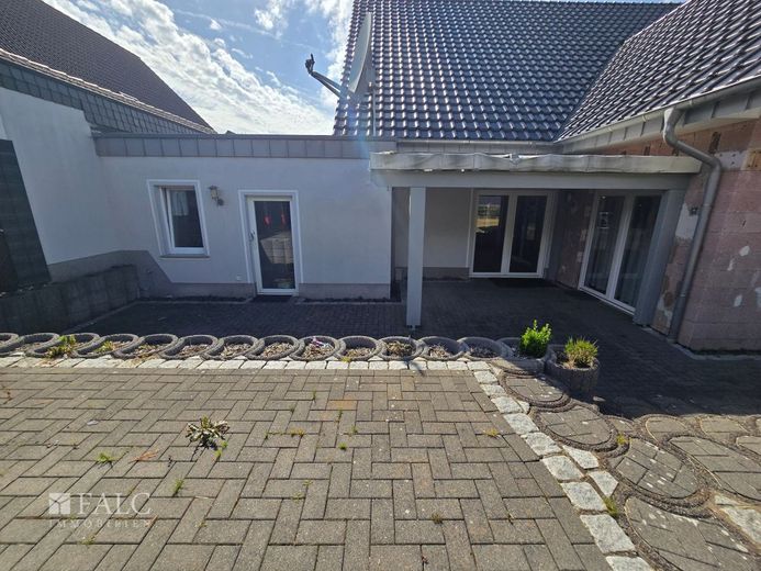 Ein Paradies für eine große Familie im Blumenviertel in Nümbrecht – Terrasse