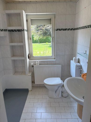 Freistehendes Einfamilienhaus mit Doppelgarage und schönem Garten – Foto 21