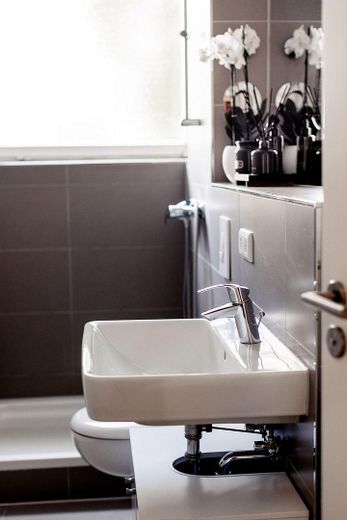 ¡Sin comisión! Tu hogar en Charlottenburg: luminoso apartamento de 3 habitaciones con balcón, cocina equipada y ascensor – Badezimmer