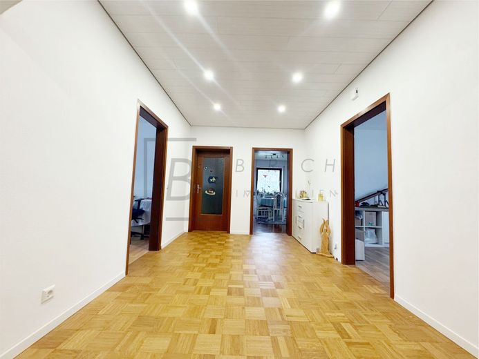 Geräumige 4-Zimmer-Wohnung mit sonnigem Balkon und Garagenstellplatz – Flur