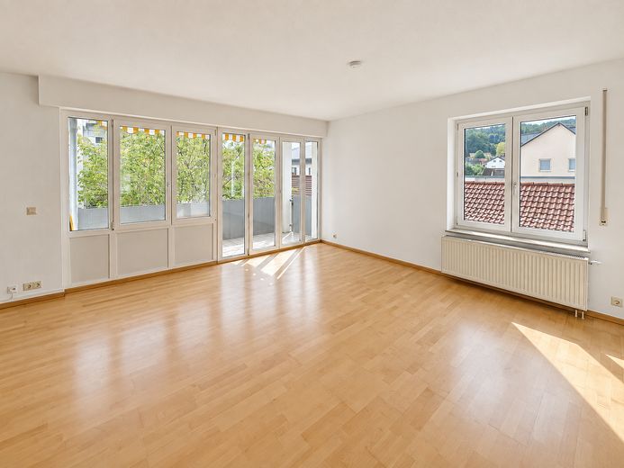 Steinheim'de balkonlu ve park yerli aydınlık 4 odalı daire – Fotoğraf 1