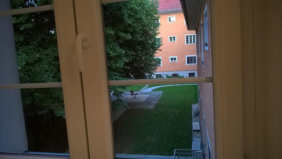 شقة من 4 غرف: للسكن في موقع أخضر أو للتأجير بعائد جيد! – Ausblick zum Hof vom Zimmer 1