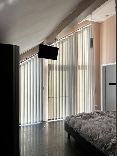 Casa moderna con un gran jardín – Elternschlafzimmer