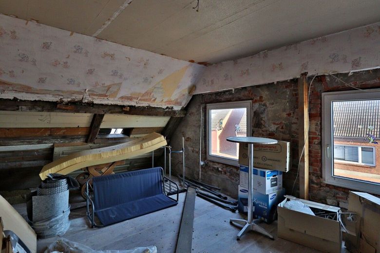 Mehrfamilienhaus mit Ausbaureserve in zentraler Lage von Lunden – DG entkernt