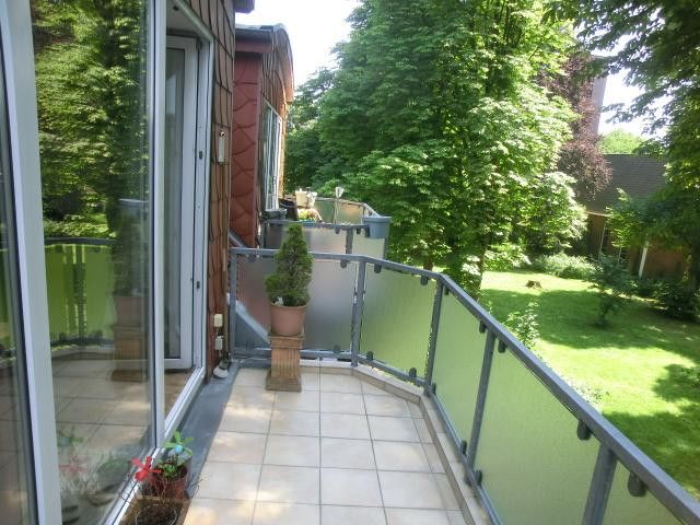 Charmante 3-Zi.- Maisonettewhg, TG-Stellplatz ,Garten, Balkon in grüner Lage von Hamburg Meiendorg – Balkon