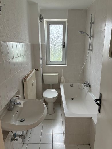 Gut geschnittene 3-Zimmer-Wohnung in Bremerhaven-Lehe – Badezimmer