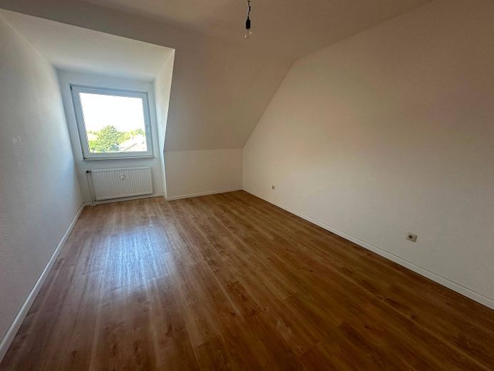 Renovierte 3-Zimmer-Dachgeschosswohnung mit BALKON und EBK – Ansicht II: Schlafzimmer