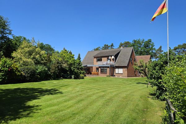 Einfamilienhaus mit Einliegerwohnung und großen Grundstück
