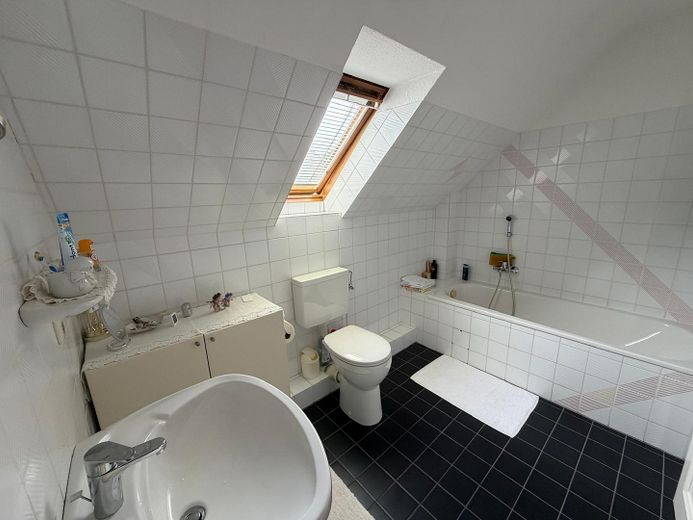 Bifamiliare ben curata con giardino privato e terrazza in ambita zona residenziale per famiglie a Sasel – Badezimmer