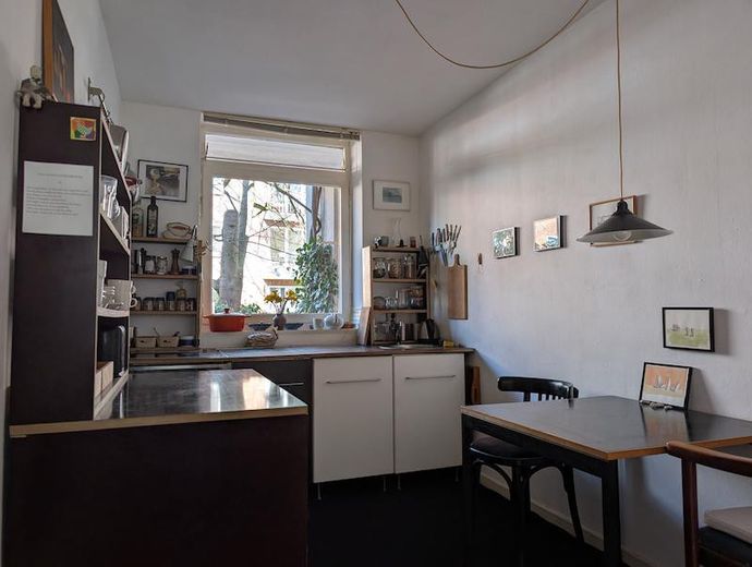 Erdgeschosswohnung in Alsternähe (Uhlenhorst) mit exklusiver Gartennutzung in Architektenhaus – Küche möbliert