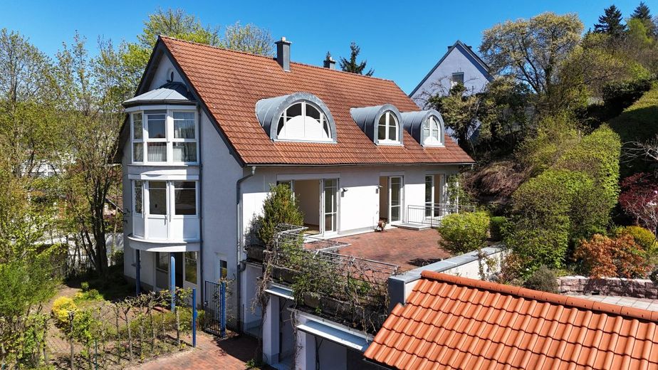 Einzigartiges Architektenhaus mit Aufzug, Panoramaterrasse und exklusivem Komfort in 95326 Kulmbach! – Gebäudeansicht mit Terrasse u. Garagen
