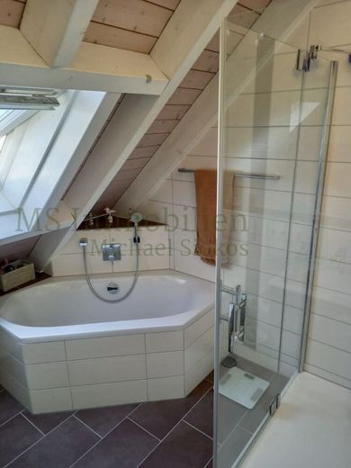 *** Charmante Maisonette-Dachgeschosswohnung mit Balkon + Garage + Außenstellplatz *** – Badezimmer Ansicht 2