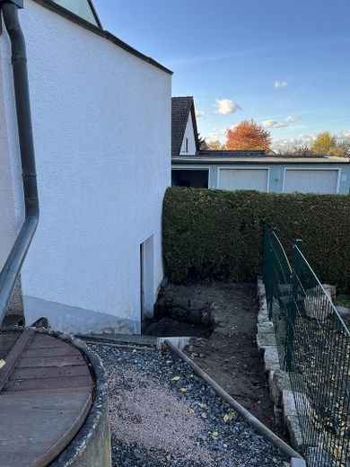 Hochwertig renoviertes Zweifamilienhaus – Zugang (Holz)
