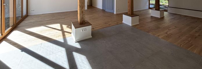 Exclusivo loft en planta baja en un edificio histórico protegido - Primera ocupación – Wohn-/Ess-/Küchenbereich