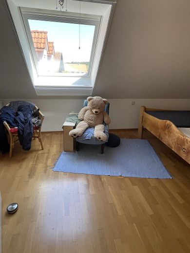 Gemütliche 3 Zimmer-Maisonettenwohnung in Eresing (Nähe Geltendorf, BRB und S-Bahn München) – Schlafzimmer mit Fenster